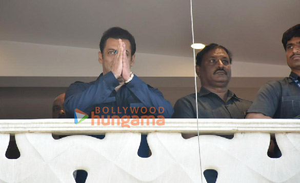 photos salman khan and salim khan greets fans on occasion of eid 2023 5