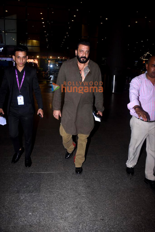photos sanjay dutt snapped at the airport 4 2