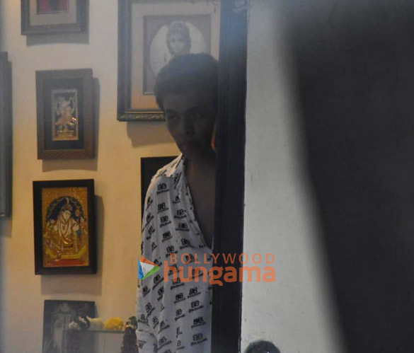 photos shah rukh khan aryan khan karan johar others snapped at aditya chopras house to pay last respects to pamela chopra 00 1