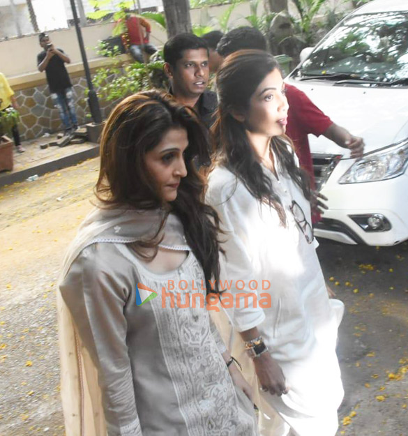 photos shah rukh khan aryan khan karan johar others snapped at aditya chopras house to pay last respects to pamela chopra 00 4