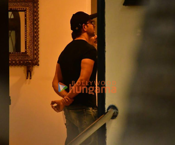 photos shah rukh khan aryan khan karan johar others snapped at aditya chopras house to pay last respects to pamela chopra 0101 1