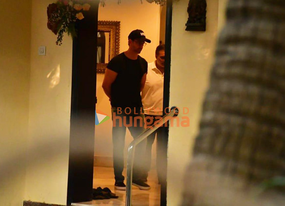 photos shah rukh khan aryan khan karan johar others snapped at aditya chopras house to pay last respects to pamela chopra 0101 4