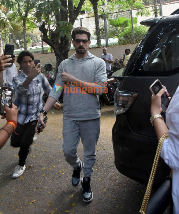 Photos Shah Rukh Khan, Aryan Khan, Karan Johar & Others Snapped At ...