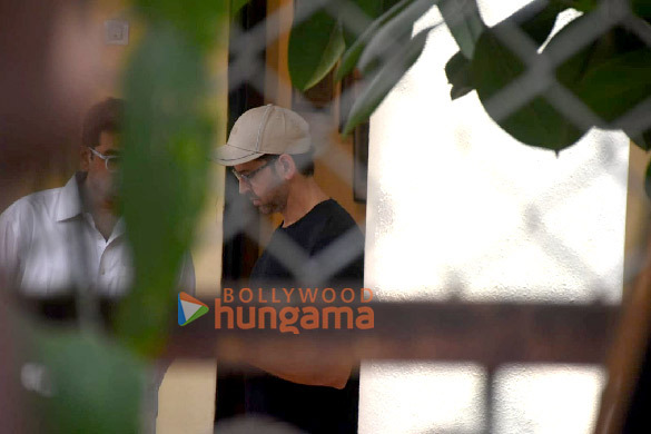 photos shah rukh khan aryan khan karan johar others snapped at aditya chopras house to pay last respects to pamela chopra 2 4