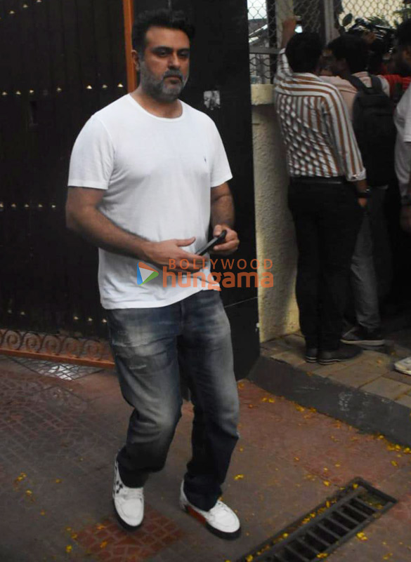 photos shah rukh khan aryan khan karan johar others snapped at aditya chopras house to pay last respects to pamela chopra 2233