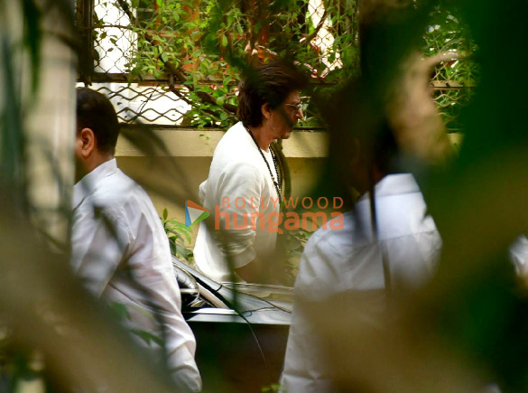 photos shah rukh khan aryan khan karan johar others snapped at aditya chopras house to pay last respects to pamela chopra 3 3