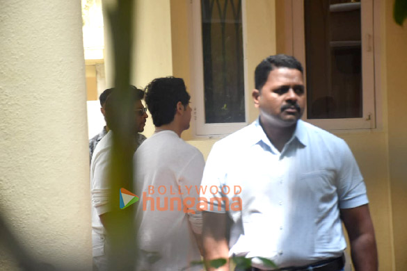 photos shah rukh khan aryan khan karan johar others snapped at aditya chopras house to pay last respects to pamela chopra 4