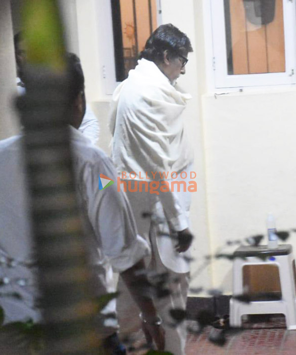 photos shah rukh khan aryan khan karan johar others snapped at aditya chopras house to pay last respects to pamela chopra 7788 5