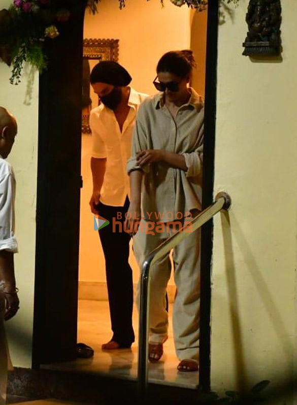 photos shah rukh khan aryan khan karan johar others snapped at aditya chopras house to pay last respects to pamela chopra 9766