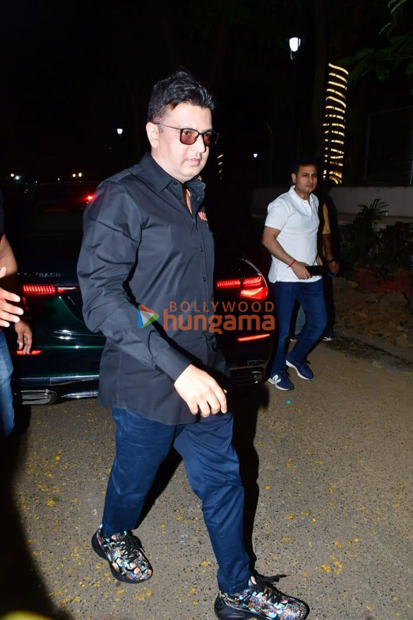 photos shah rukh khan aryan khan karan johar others snapped at aditya chopras house to pay last respects to pamela chopra 9766 1
