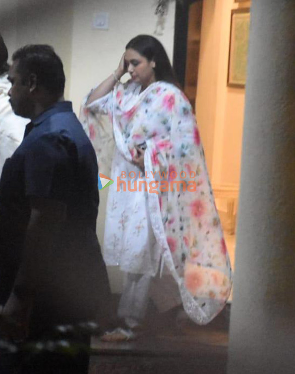 photos shah rukh khan aryan khan karan johar others snapped at aditya chopras house to pay last respects to pamela chopra 9766 3