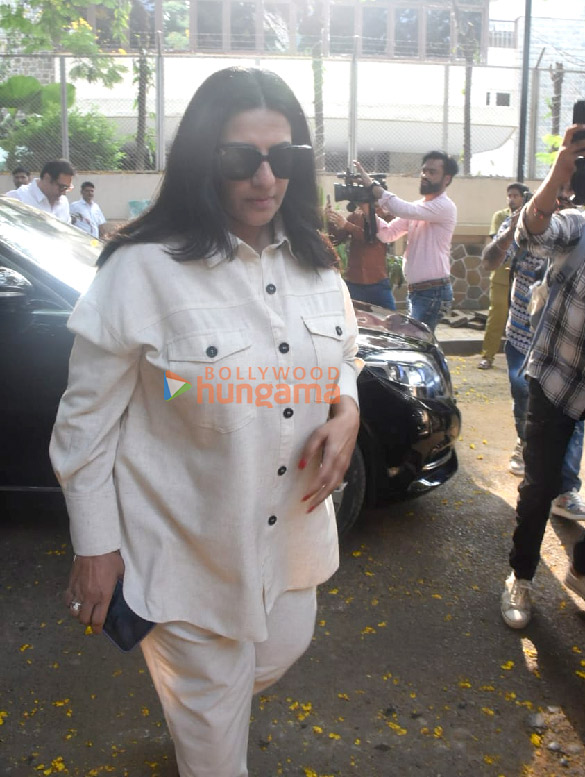 photos shah rukh khan aryan khan karan johar others snapped at aditya chopras house to pay last respects to pamela chopra5 1