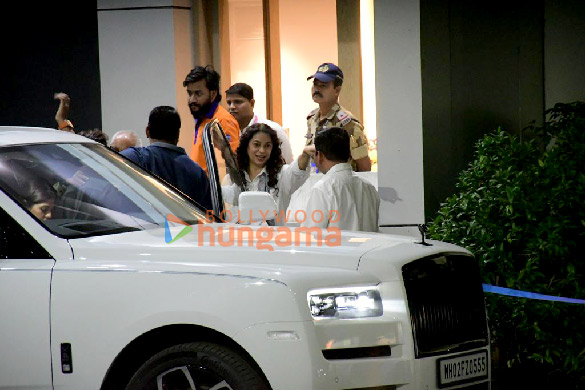 photos shah rukh khan shanaya kapoor and juhi chawla snapped at the kalina airport 5