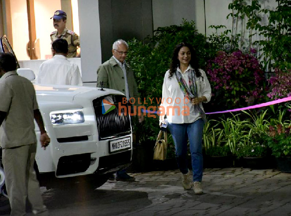 photos shah rukh khan shanaya kapoor and juhi chawla snapped at the kalina airport 6