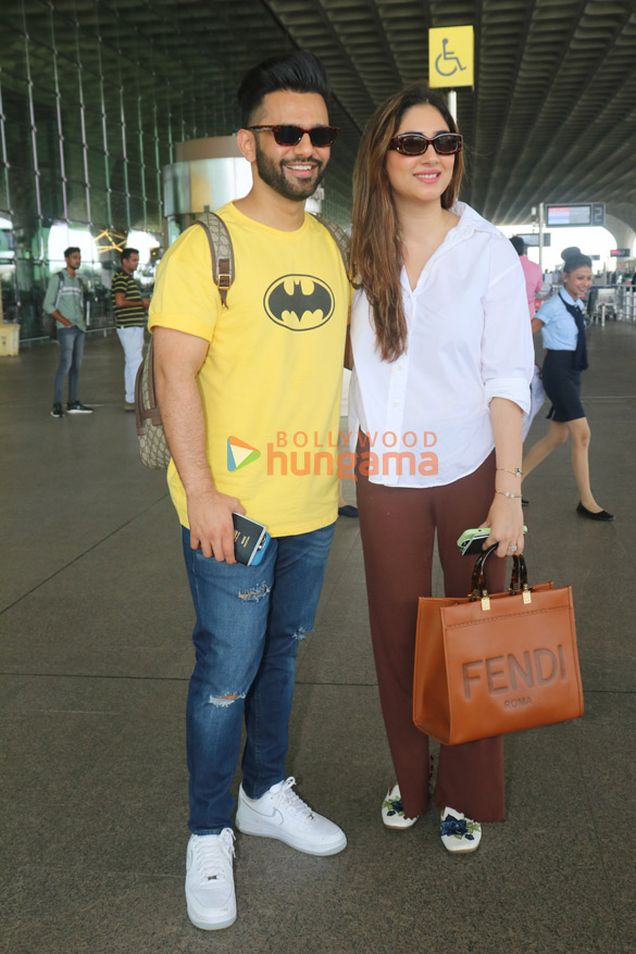 photos shahid kapoor mrunal thakur and others snapped at the airport 1