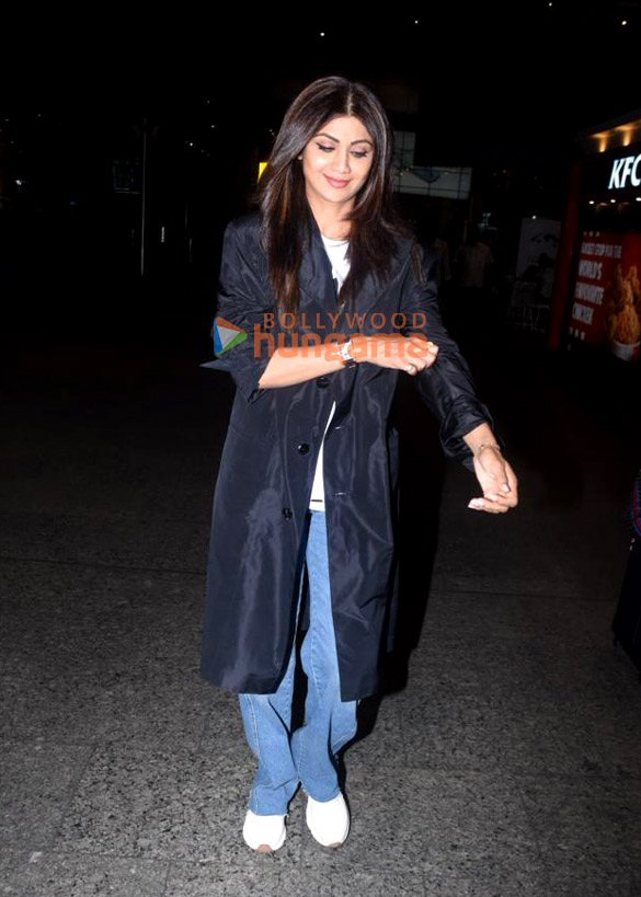 photos shilpa shetty and karisma kapoor snapped at the airport 3