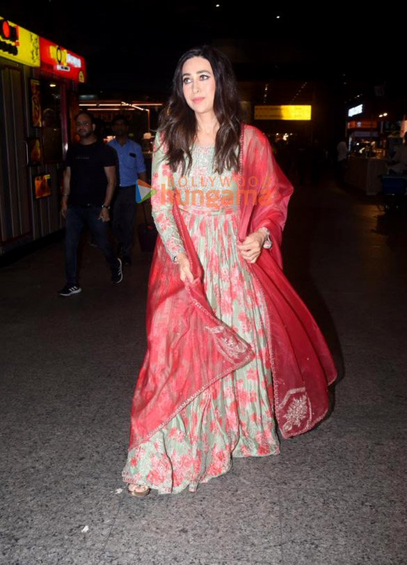 photos shilpa shetty and karisma kapoor snapped at the airport 5
