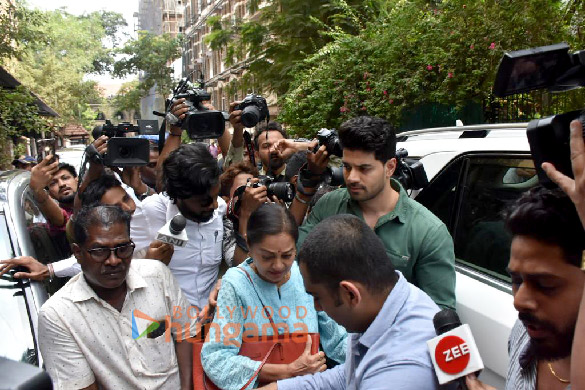 photos sooraj pancholi snapped with mom zarina wahab at mumbai sessions court 3
