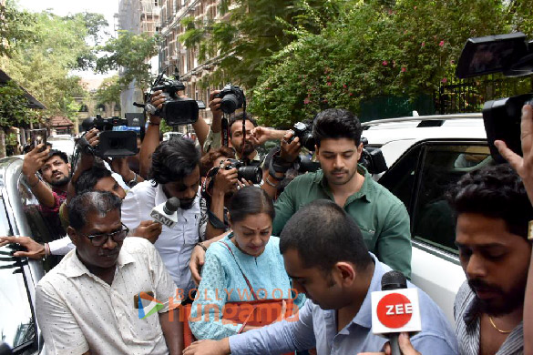photos sooraj pancholi snapped with mom zarina wahab at mumbai sessions court 4
