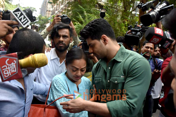 photos sooraj pancholi snapped with mom zarina wahab at mumbai sessions court 5