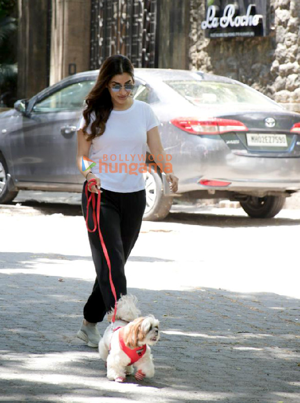 photos sophie choudry spotted in khar 3 6