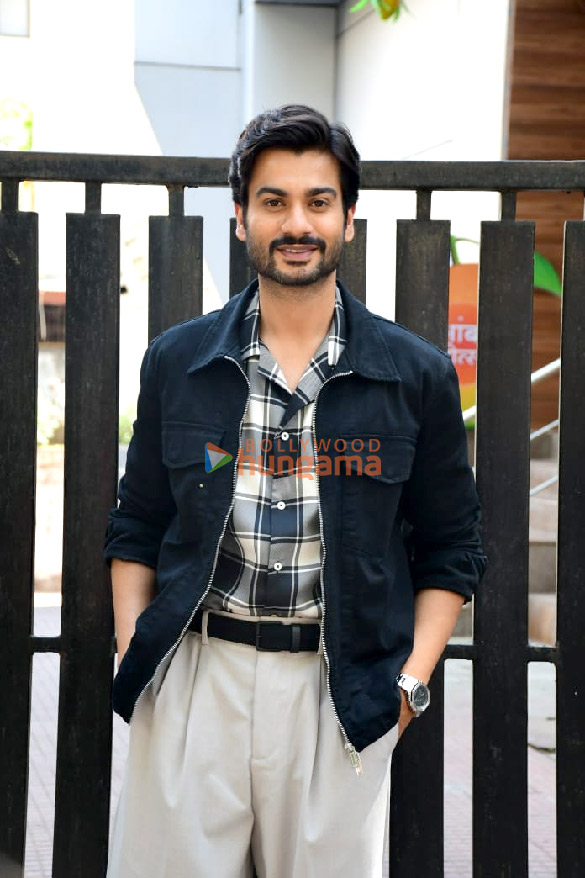 photos sunny kaushal spotted at the promotions of chor nikal ke bhaga 3