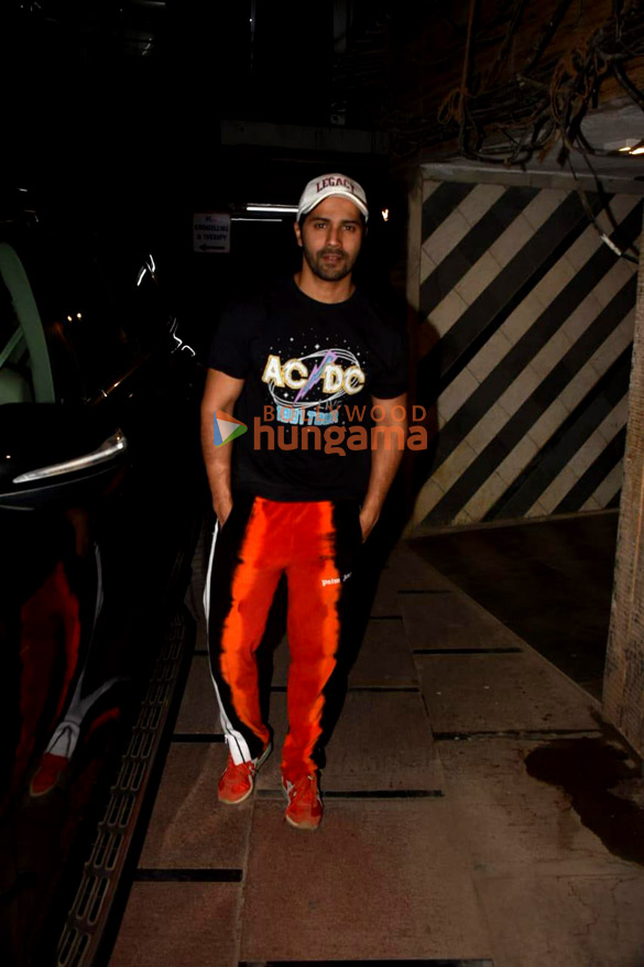 photos varun dhawan snapped at the gym in juhu 3 12