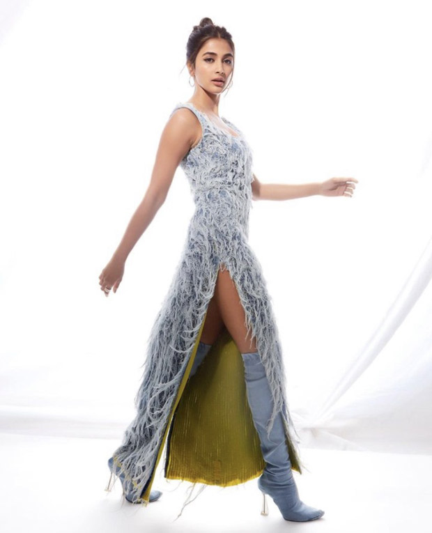 Pooja-Hedge-doubles-the-denim-quotient-in-distressed-dress-and-thigh-high-boots-for-Kisi-Ka-Bhai-Kisi-Ki-Jaan-promotions-4.jpg