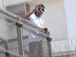 Shah Rukh Khan greets massive crowd outside Mannat on Eid: “Let’s spread the love”
