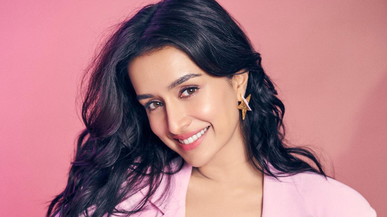 Shraddha Kapoor gives the best reaction to paparazzi telling her that her presence makes films cross Rs. 100 crores : Bollywood News