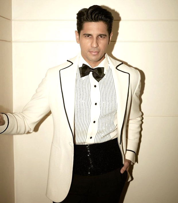 Sidharth Malhotra exudes suave vibes in a dapper white suit at Hello! Hall of Fame Awards 2023