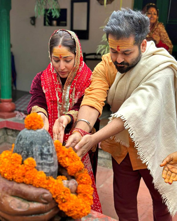 Yami Gautam prays with Aditya Dhar; expresses gratitude to Maa Durga and Lord Shiva for ‘every ounce of success and love’ : Bollywood News
