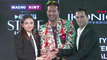 Ajay Devgn’s Sweet gesture for Prajakta Koli at Bollywood Hungama’s Style Icon Awards
