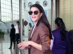 Jacqueline’s brown blazer is the statement of her airport look!