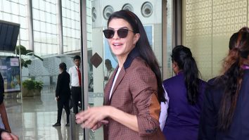 Jacqueline’s brown blazer is the statement of her airport look!