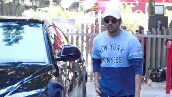 Kartik Aaryan gets snapped by paps at the T-series office