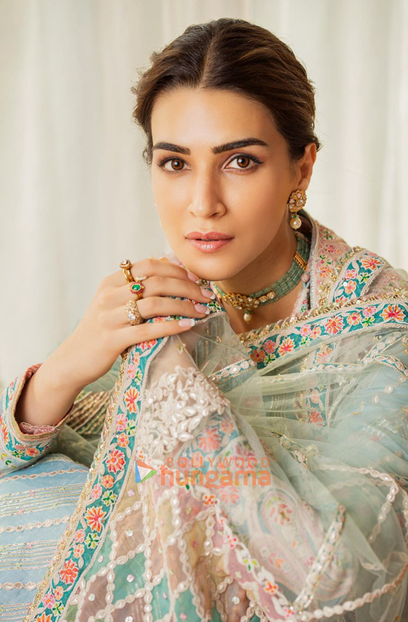 Kriti Sanon Photos, Images, HD Wallpapers, Kriti Sanon HD Images