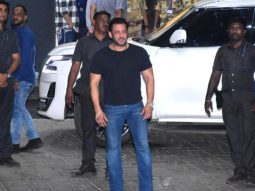 Maniesh Paul hugs Salman Khan as they get clicked together