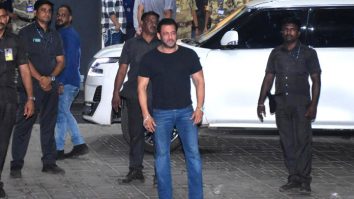 Maniesh Paul hugs Salman Khan as they get clicked together