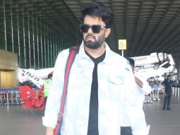 Maniesh Paul poses for paps at the airport