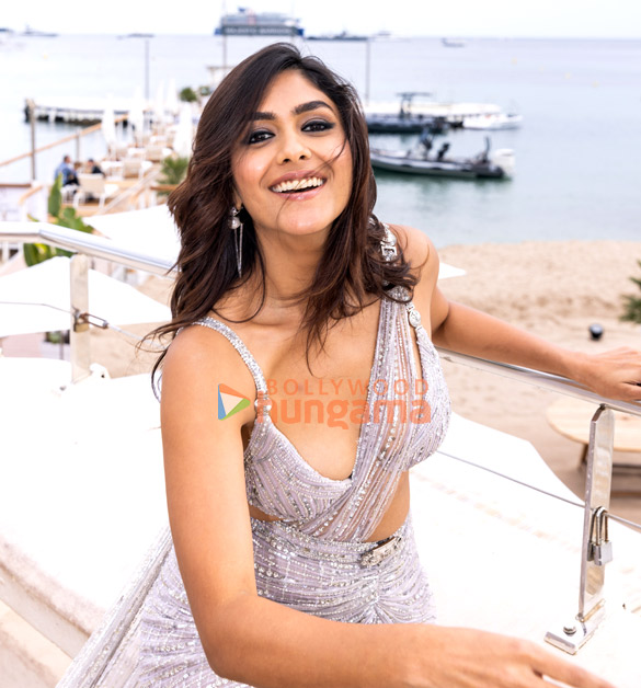 mrunal thakur 4 55