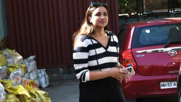 Parineeti Chopra greets paps with her cute infectious smile!