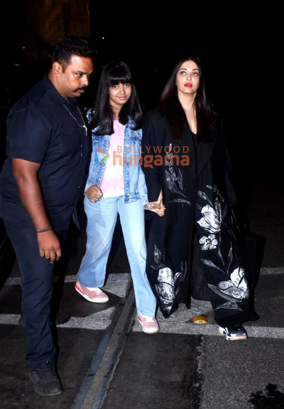 Photos: Aishwarya Rai Bachchan, Aaradhya Bachchan and others snapped at the airport Photos: Aishwarya Rai Bachchan, Aaradhya Bachchan and others snapped at the airport