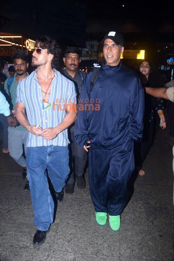 photos akshay kumar and tiger shroff snapped at the airport 3
