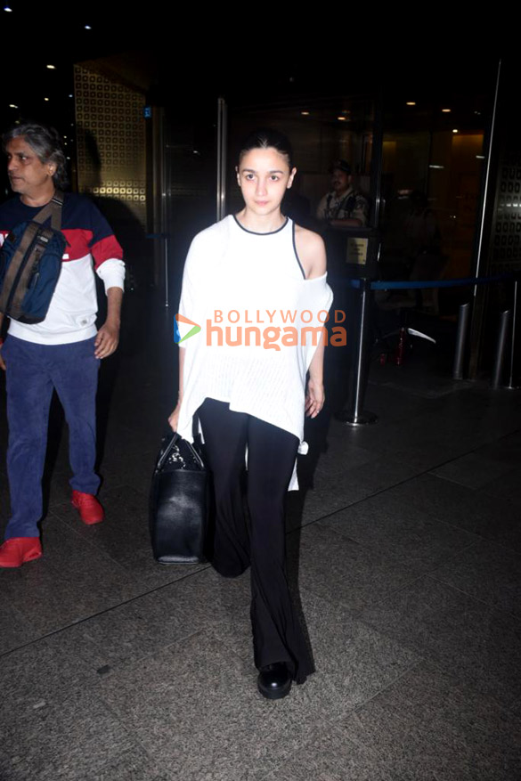 photos alia bhatt snapped at the airport 3 5