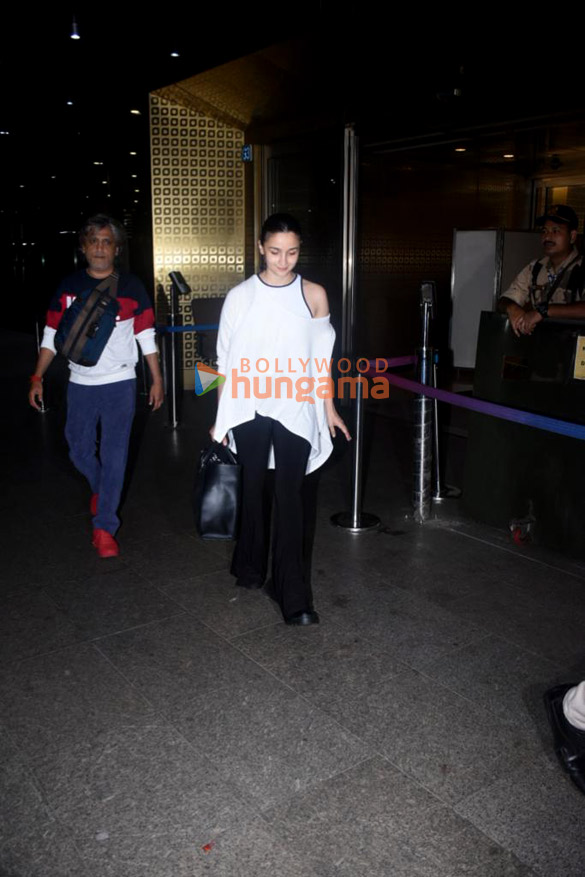 photos alia bhatt snapped at the airport 4 4