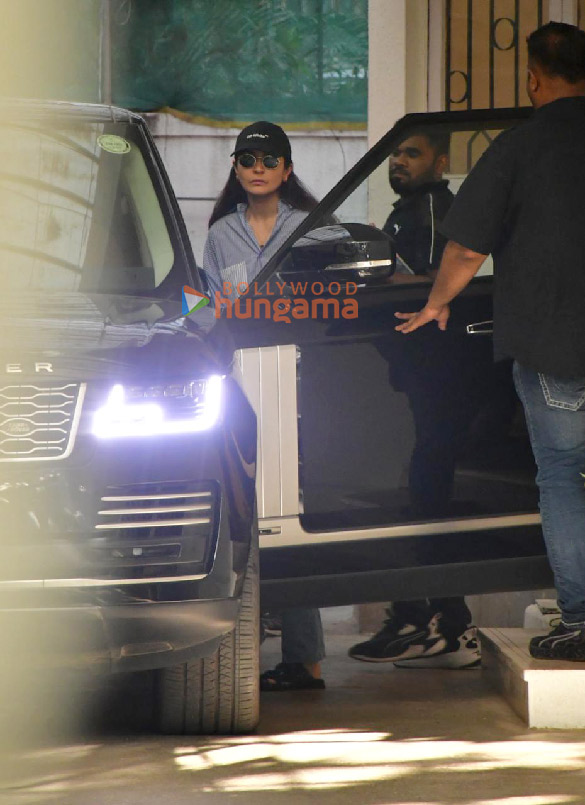 photos anushka sharma snapped in juhu 2 2
