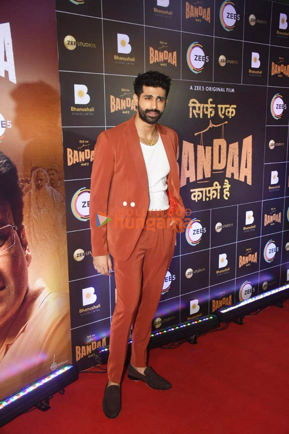 photos celebs grace the premiere of bandaa 17