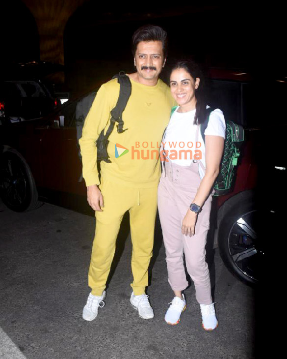 photos deepika padukone riteish deshmukh and genelia dsouza snapped at the airport 4