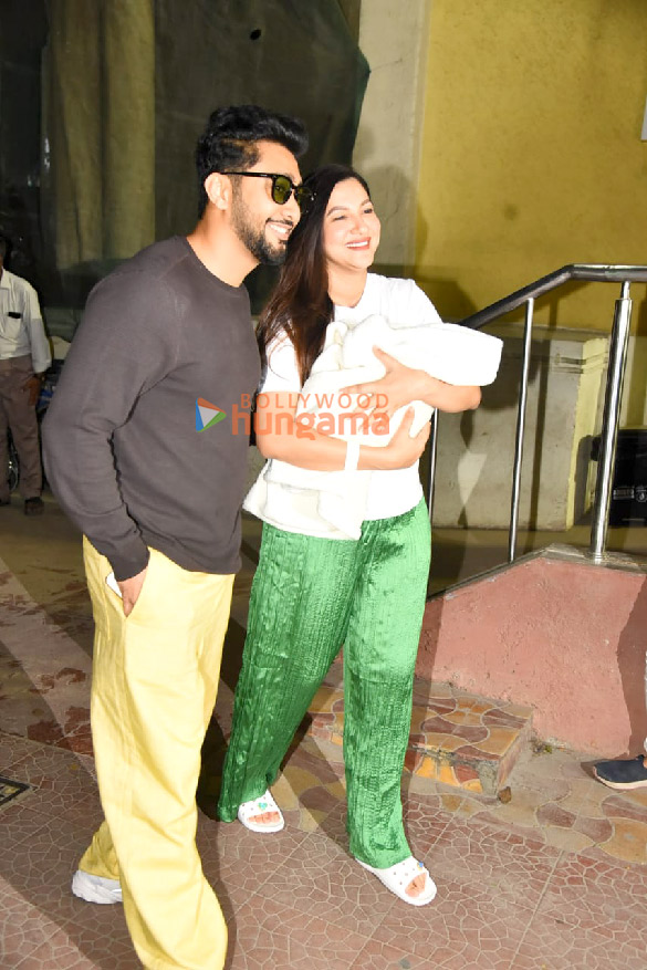 photos gauahar khan snapped with her husband zaid darbar and their newborn baby at lilavati hospital in bandra 6